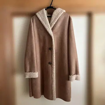 후드 부착 브라운 무스탕 코트