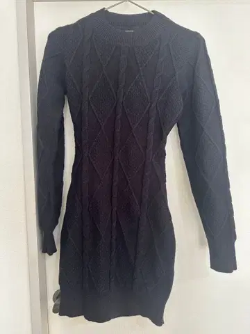 GYDA 네이비 백 오픈 케이블 니트 원피스