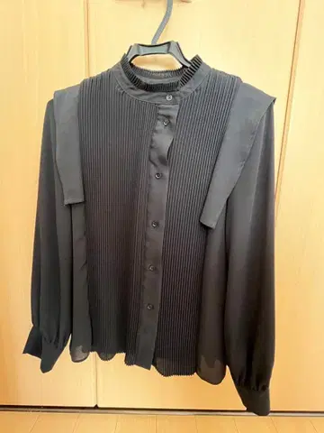 UNITED TOKYO 블랙 플리츠 셔츠