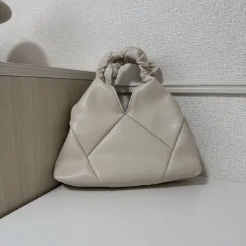 Riberry 베이지 삼각형 핸드백 새상품급