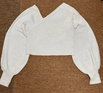 라그나문 비대칭 숄더 숏 니트