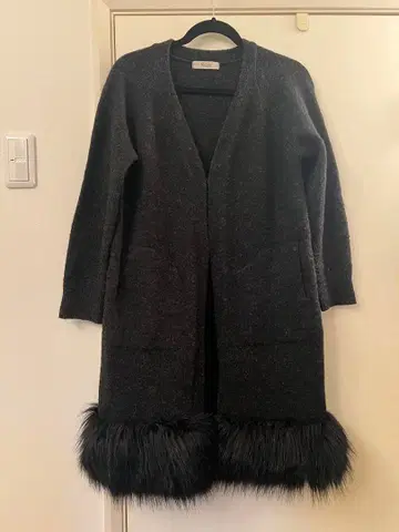 퍼 달린 다크 그레이 긴팔 가디건