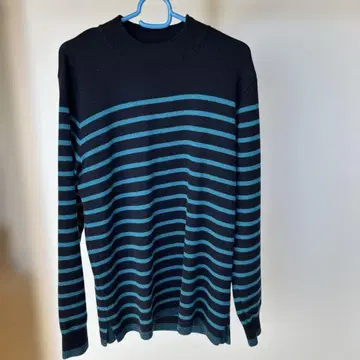 Knights 네이비와 터콰이즈의 스트라이프 니트 스웨터