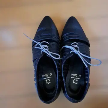 블랙 가죽 스트랩 펌프스