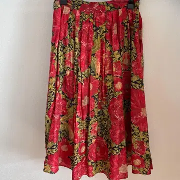 Spick&Span 빨간색 블랙 플라워 무늬 플레어 스커트