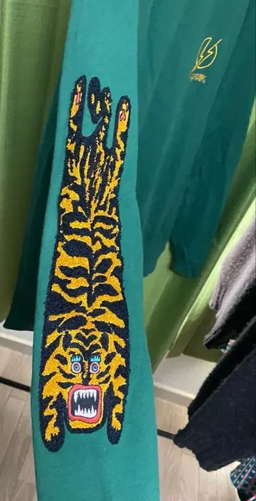 RAIZO 호랑이 자수 크루넥 트레이닝복