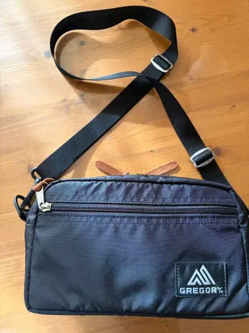 GREGORY 그레고리 패디드 숄더 파우치 M