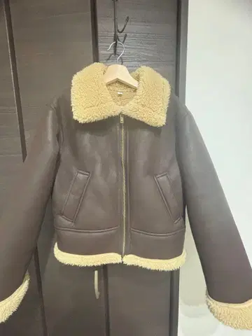 GU 브라운 가죽 무스탕 터치 플라이트 자켓