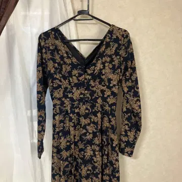 네이비 골드 꽃무늬 긴팔 원피스