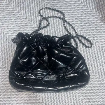 블랙 퀼팅 핸드백