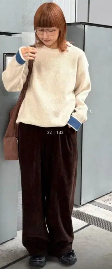 크림색 니트 스웨터 파란색 리브 포함