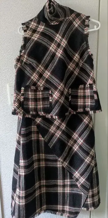 체크 무늬 터틀넥 베스트 & 스커트 셋업 센소유니코 b.t