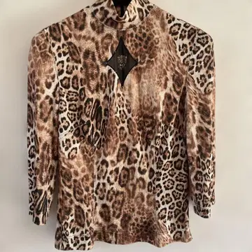 이타리야 레오파드 무늬 하이넥 상의 브라운 계열