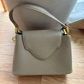 그레이 가죽 핸드백 플랩 포함