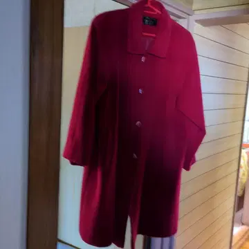 빨간색 버튼이 달린 롱 코트