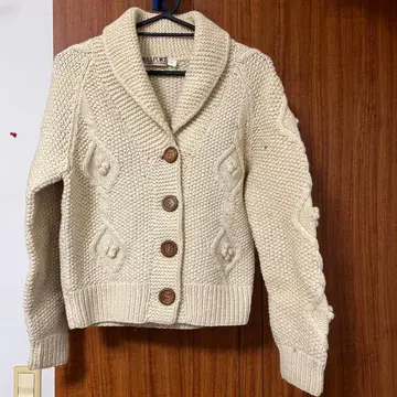 아이보리 버튼 니트 스웨터