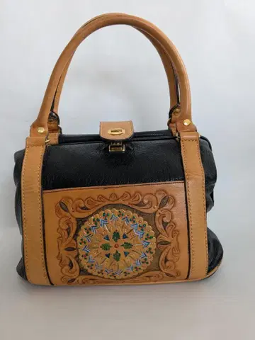 가죽 핸드백 조각 포함