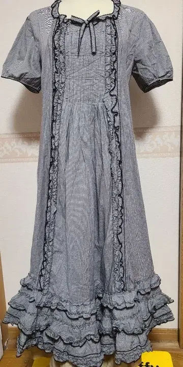 핑크하우스 프릴 반팔 무릎 기장 원피스