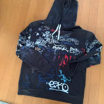 그래피티 프린트 블랙 후드티