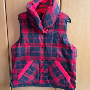 체크 무늬 후드 부착 다운 베스트