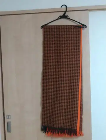 오렌지와 브라운 체크 무늬 스톨