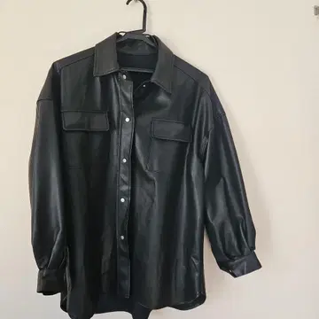 블랙 가죽풍 버튼 달린 셔츠