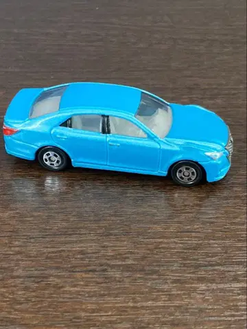 파란색 세단 미니카