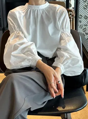 화이트 벌룬 슬리브 블라우스