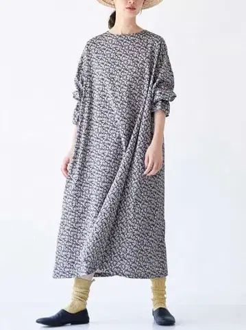 써니클라우드 kazumi 님의 모노톤 꽃무늬 원피스
