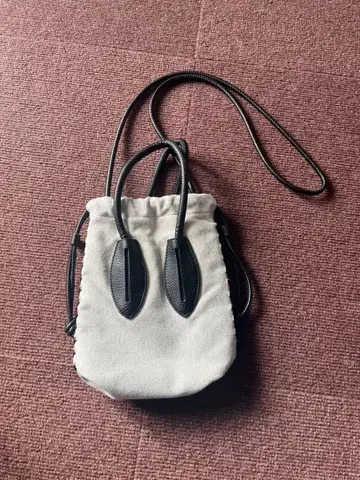 화이트 드로우 스트링 숄더백