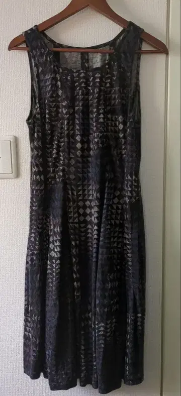 기하학 패턴 슬리브리스 원피스 센소유니코 t.b