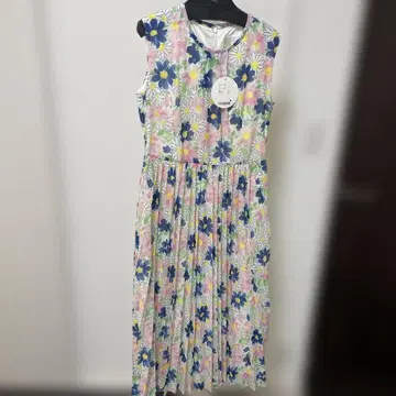 체스티 꽃무늬 슬리브리스 롱 원피스