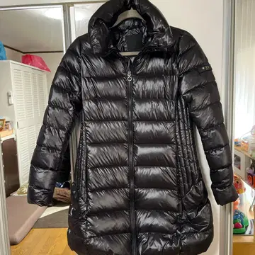 TATRAS 블랙 후드 부착 다운 자켓