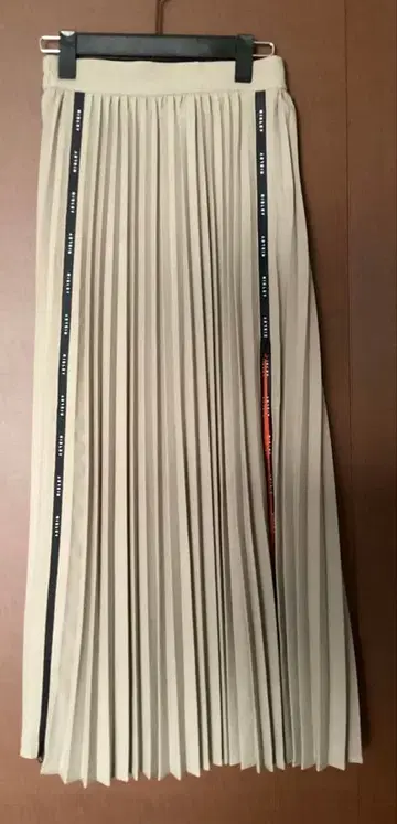 Risley 사이드 지퍼 롱 플리츠 스커트 베이지