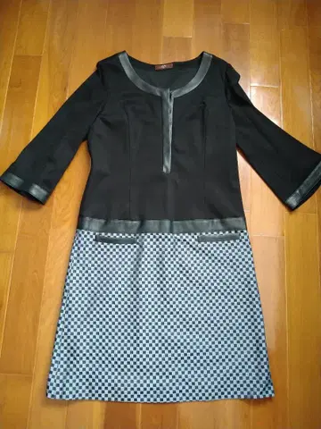 블랙과 체크 무늬의 7부 소매 원피스