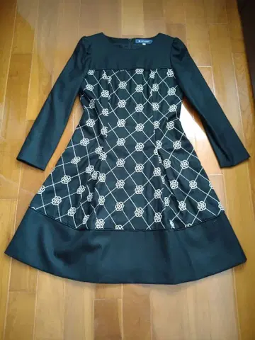 블랙 꽃무늬 자수 긴팔 원피스