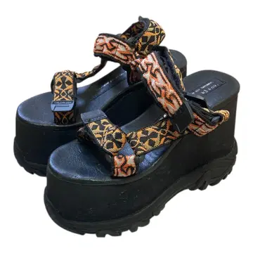 레어 K3&co. 새상품급 통굽 오렌지 블랙 스트랩 샌들