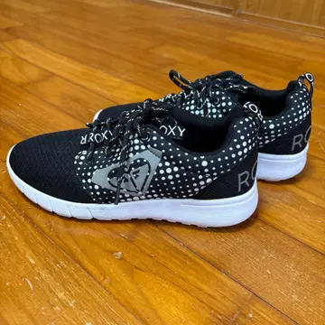 [ 새상품급 ] ROXY 도트 무늬 스니커즈 블랙/화이트