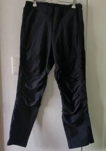 스트레치 소재 캐주얼 팬츠 블랙 센소유니코 이오콤이오