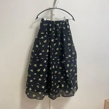 Mila Owen 블랙 꽃무늬 플레어 스커트