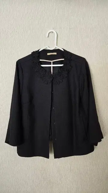 Rose Tiara 블랙 노카라 자켓 42