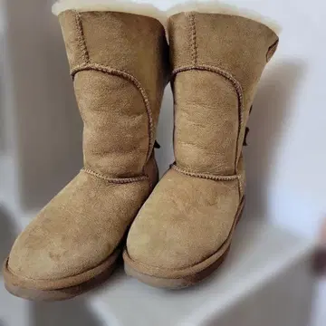 베이지 스웨이드 어그 부츠 버튼 포함