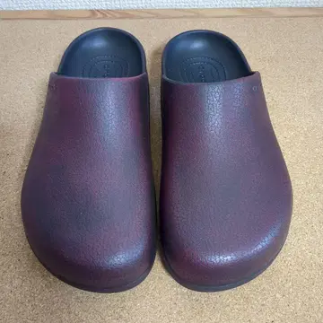 crocs 버건디 클로그 샌들