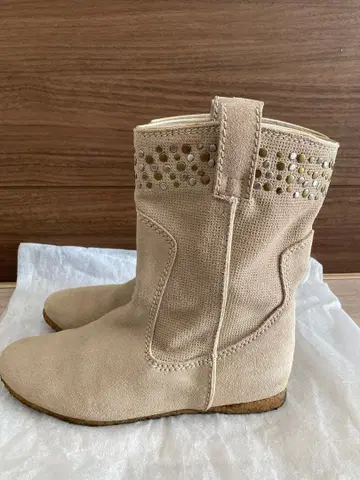 베이지 스터드 장식 모드 에 자코모