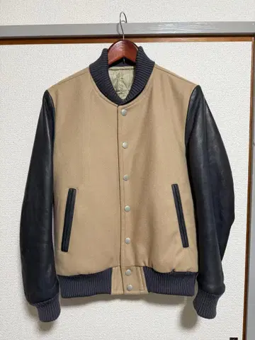 ATTACHMENT 바시티 자켓 절개 소매 가죽 블루종