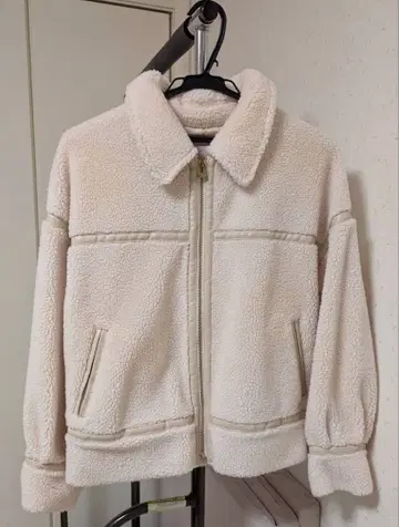 트란테안 손 드 모드 거의 미사용 화이트 보아 자켓