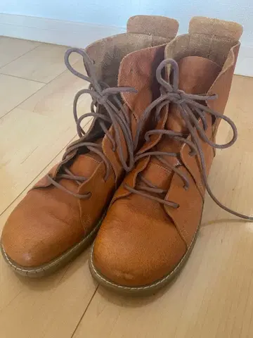 브라운 가죽 하이컷 부츠