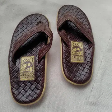 ISLAND SLIPPER 브라운 샌들