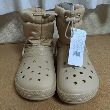crocs 보아 포함 클로그 샌들 베이지