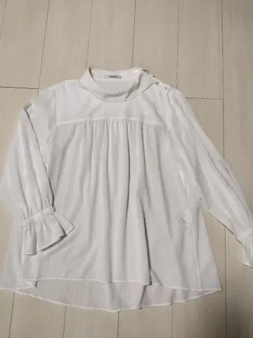 MCRABITO 화이트 긴팔 블라우스